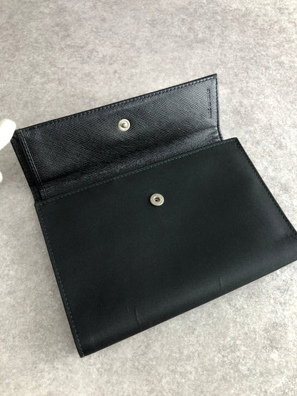 PRADA Triangle Logo Trifold Wallet Black Vintage vyy3iv