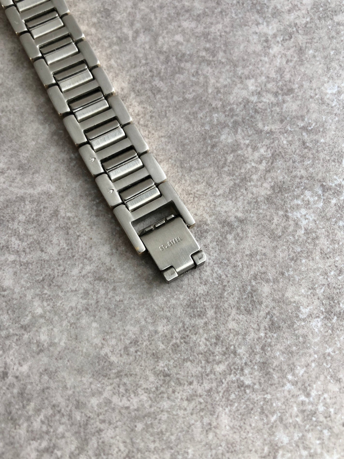 Yves Saint Laurent YSL Logo Watch Gold 2200-229789Y Vintage xyyehf