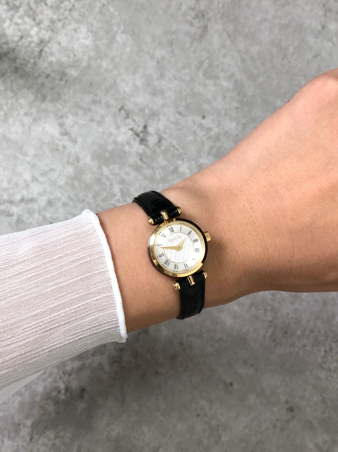 GUCCI Logo Quartz Watch Gold×Black 2040L Vintage 4eerzi