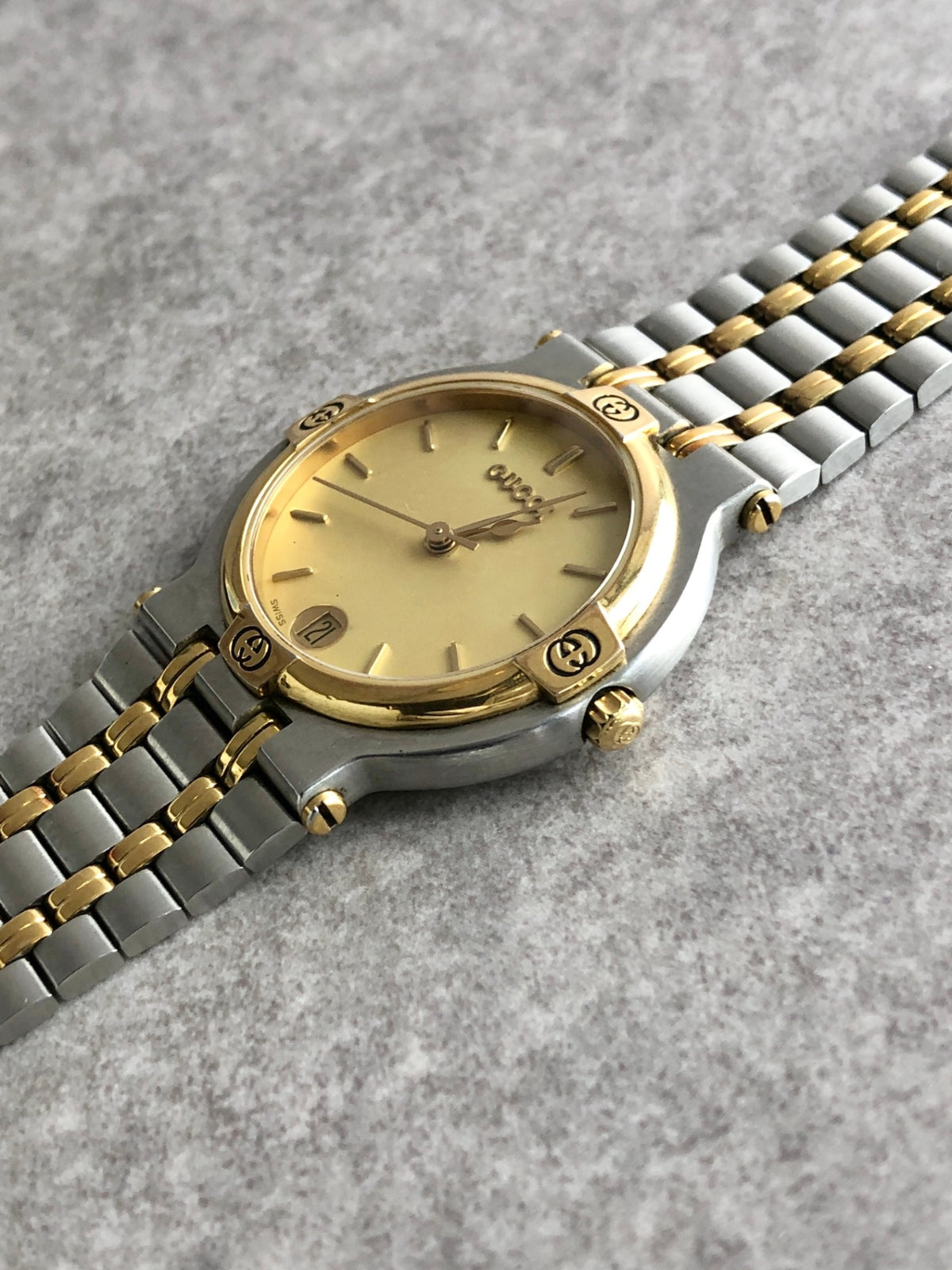 GUCCI Logo Quartz Watch Silver×Gold 9000M Vintage cevwsn