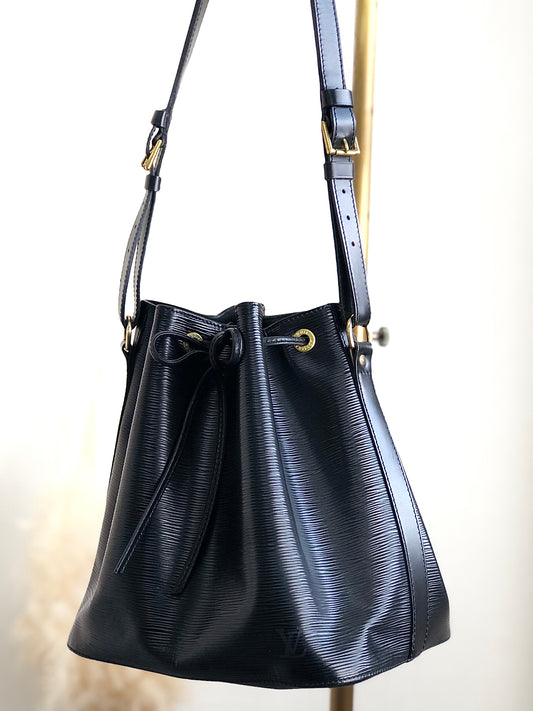 LOUIS VUITTON Epi Drawstring Shoulder bag Black Vintage 3hbnj2