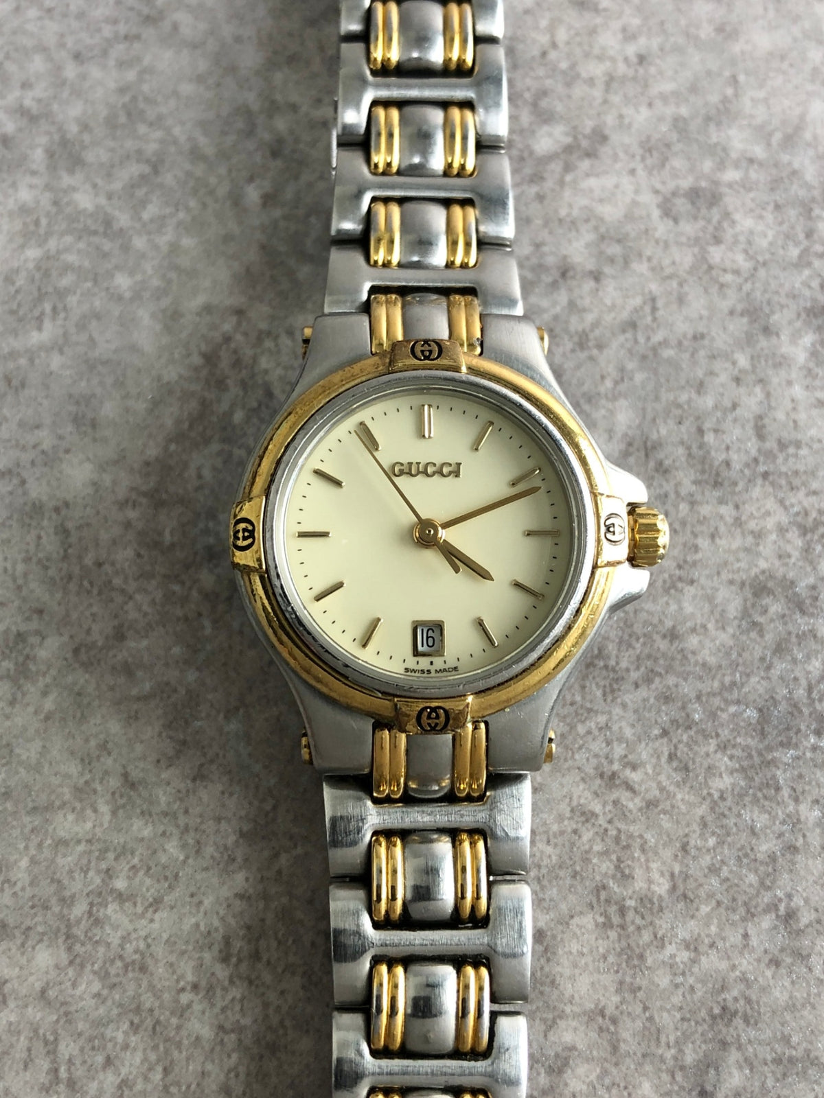GUCCI Logo Watch Silver×Gold 9040L Vintage vh83fz