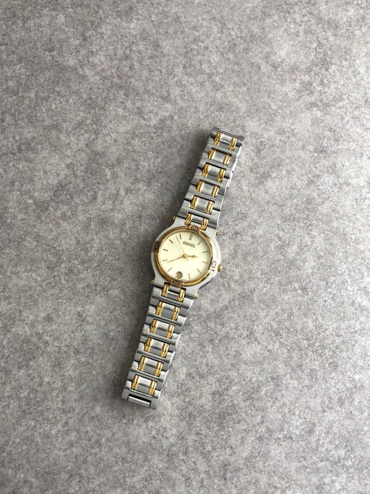 GUCCI Logo Quartz Watch Silver×Gold 9000M Vintage zgvkkw
