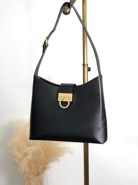 Salvatore Ferragamo Gancini Shoulder bag Black Vintage vn6tps