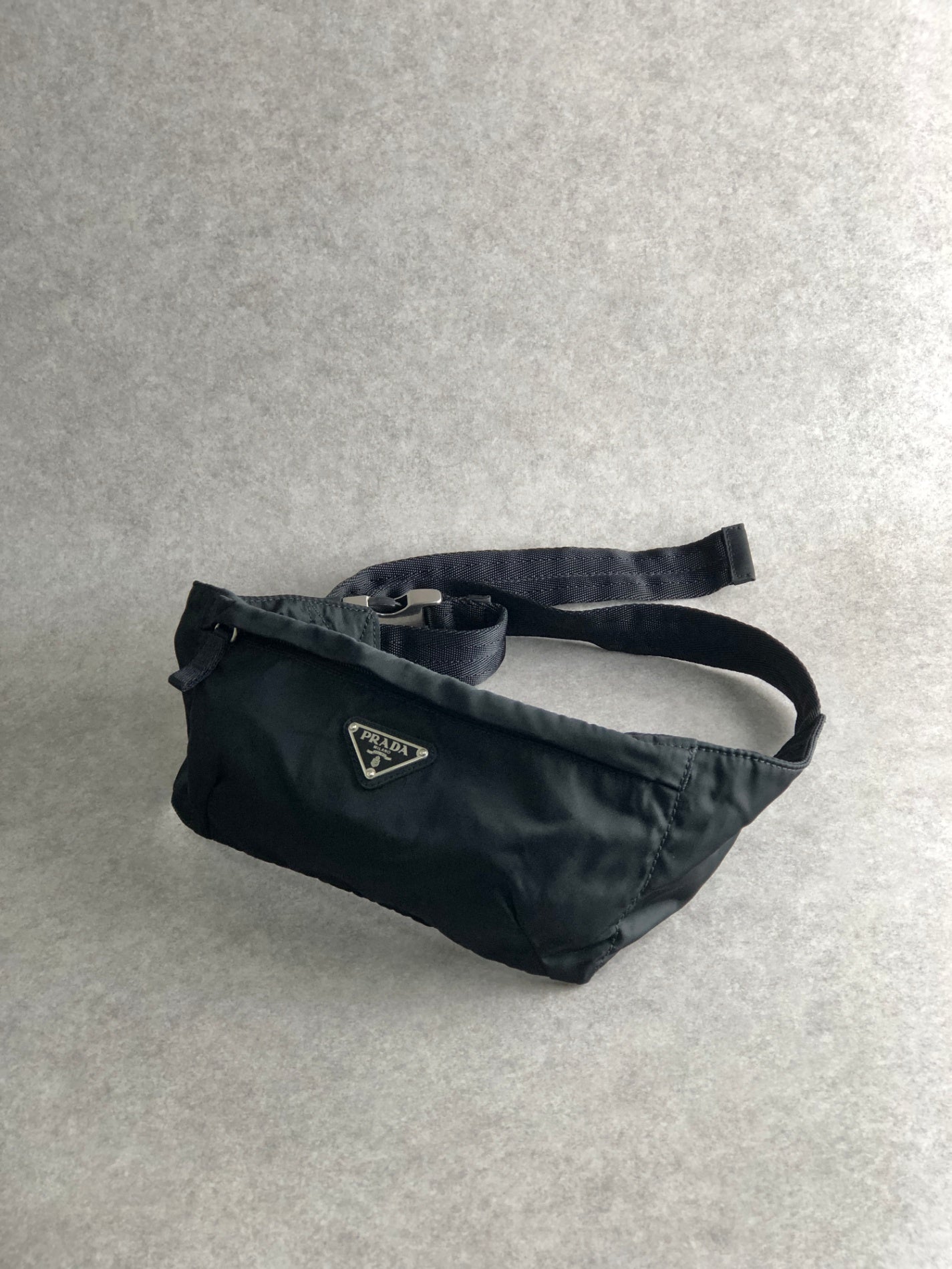 PRADA ナイロン ビンテージ PRADA ナイロンロゴプレートハンドバッグ ブラック｜VINTAGE QOO
