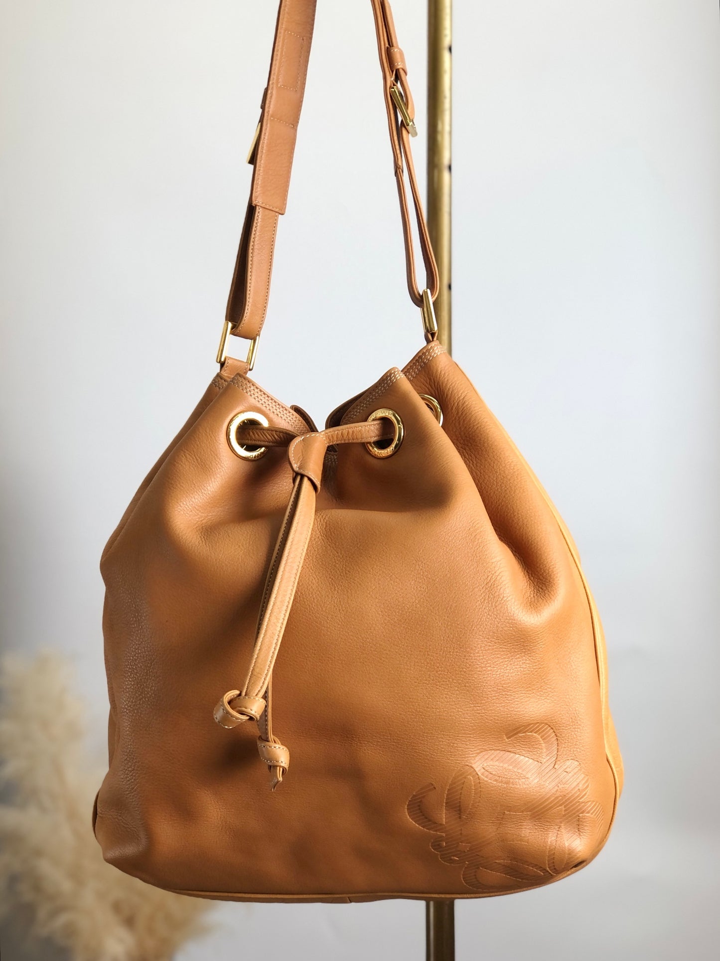 LOEWE Anagram Drawstring Shoulder bag Camel Vintage kx8vz3