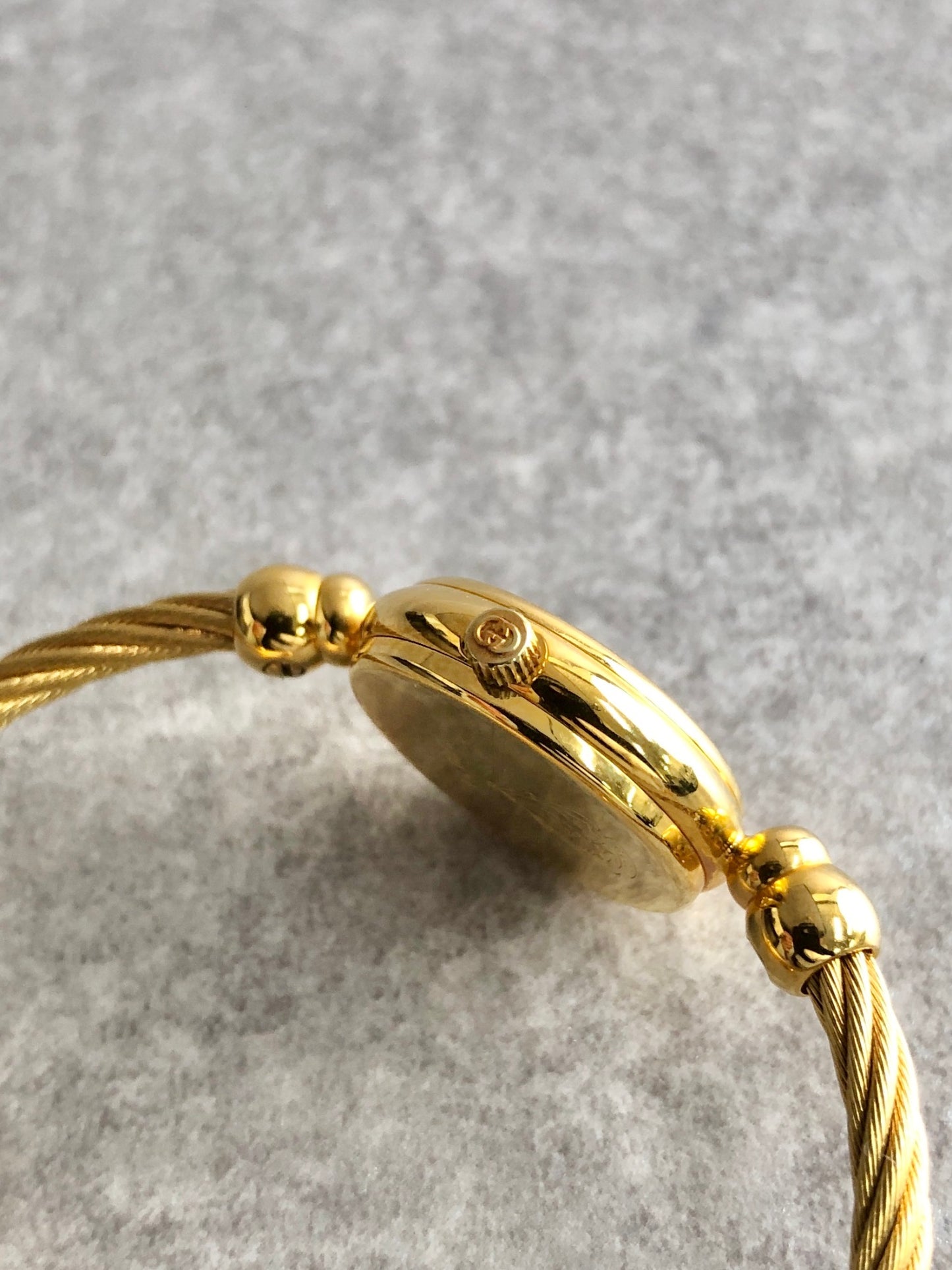 GUCCI Logo Bangle Quartz Watch Gold Vintage bzmjuk