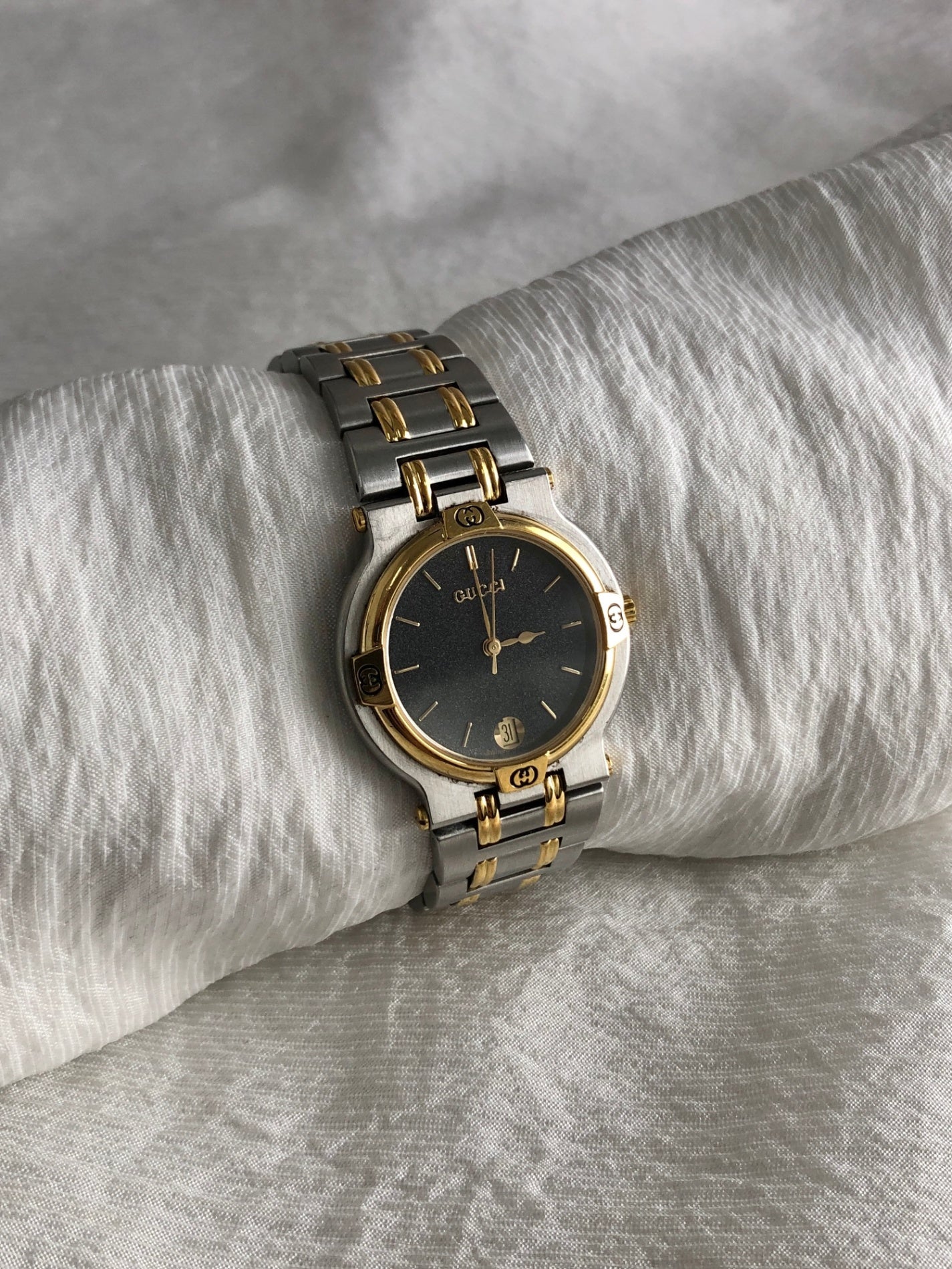 GUCCI Logo Quartz Watch Silver×Gold 9000Ｍ Vintage sfxwi2