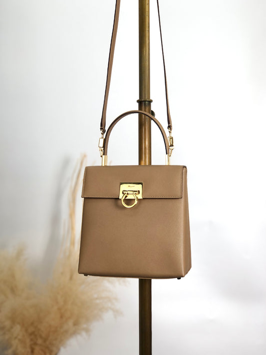 Salvatore Ferragamo Gancini Two-way Handbag Shoulder bag Beige Vintage cb7ayc