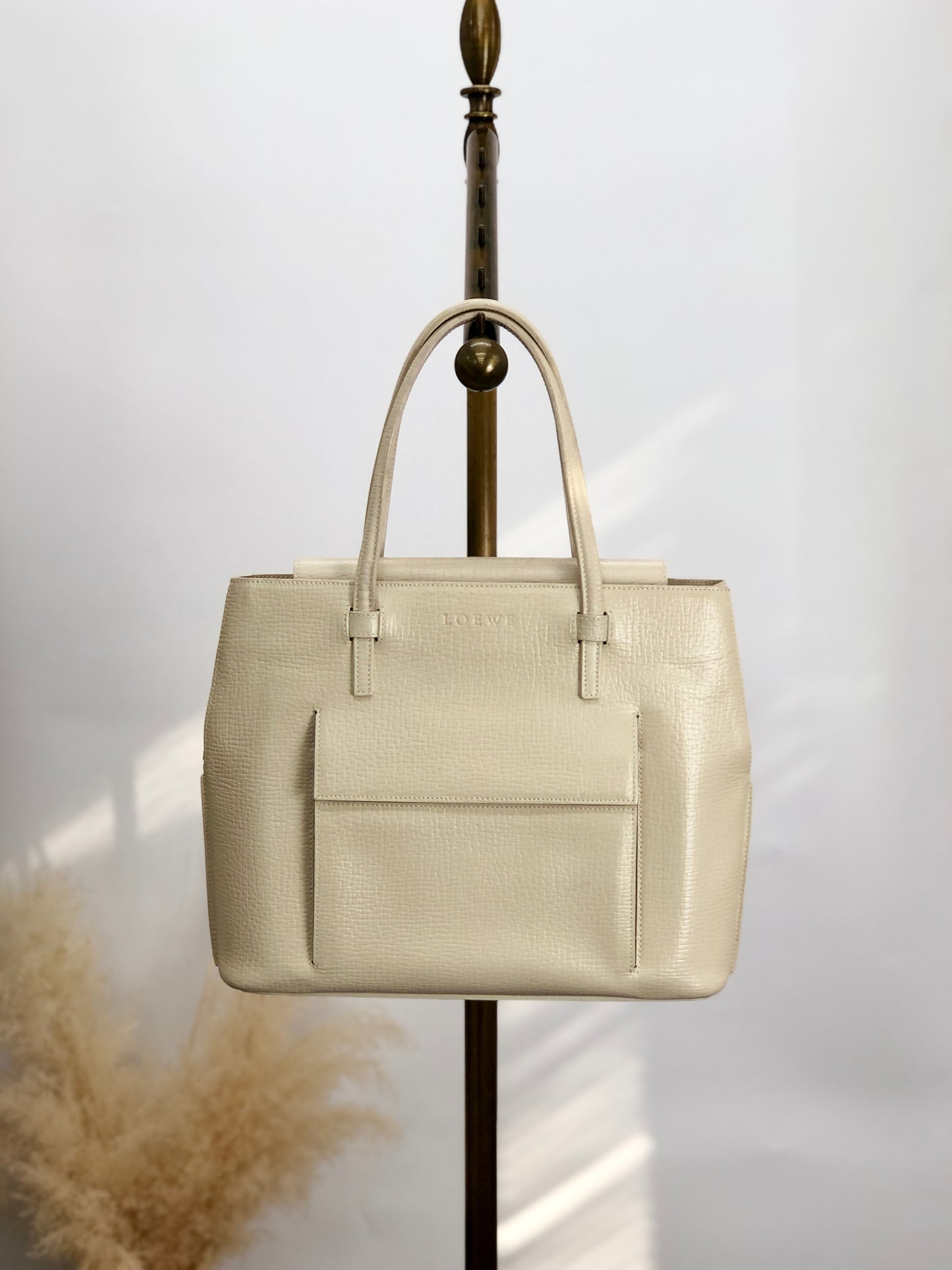 LOEWE Logo Embossed Handbag Ivory Vintage eu3utx