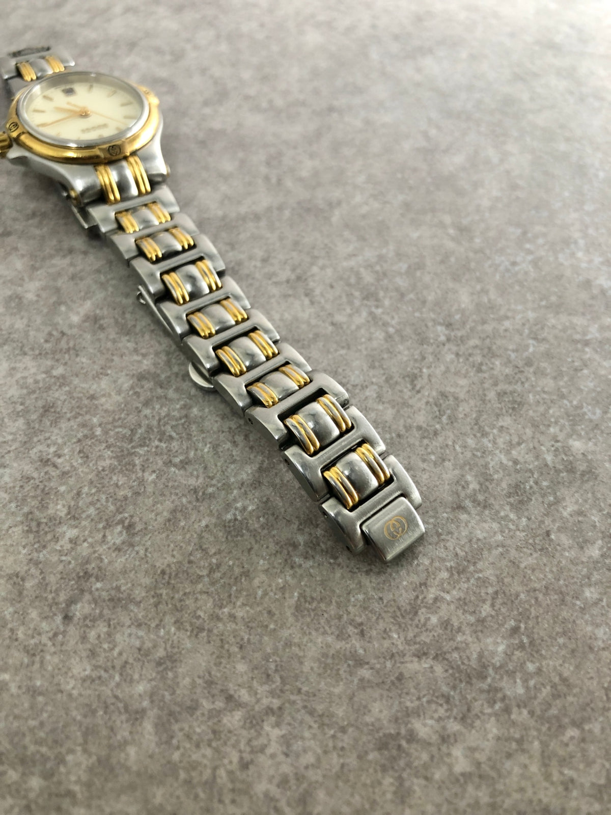 GUCCI Logo Watch Silver×Gold 9040L Vintage vh83fz