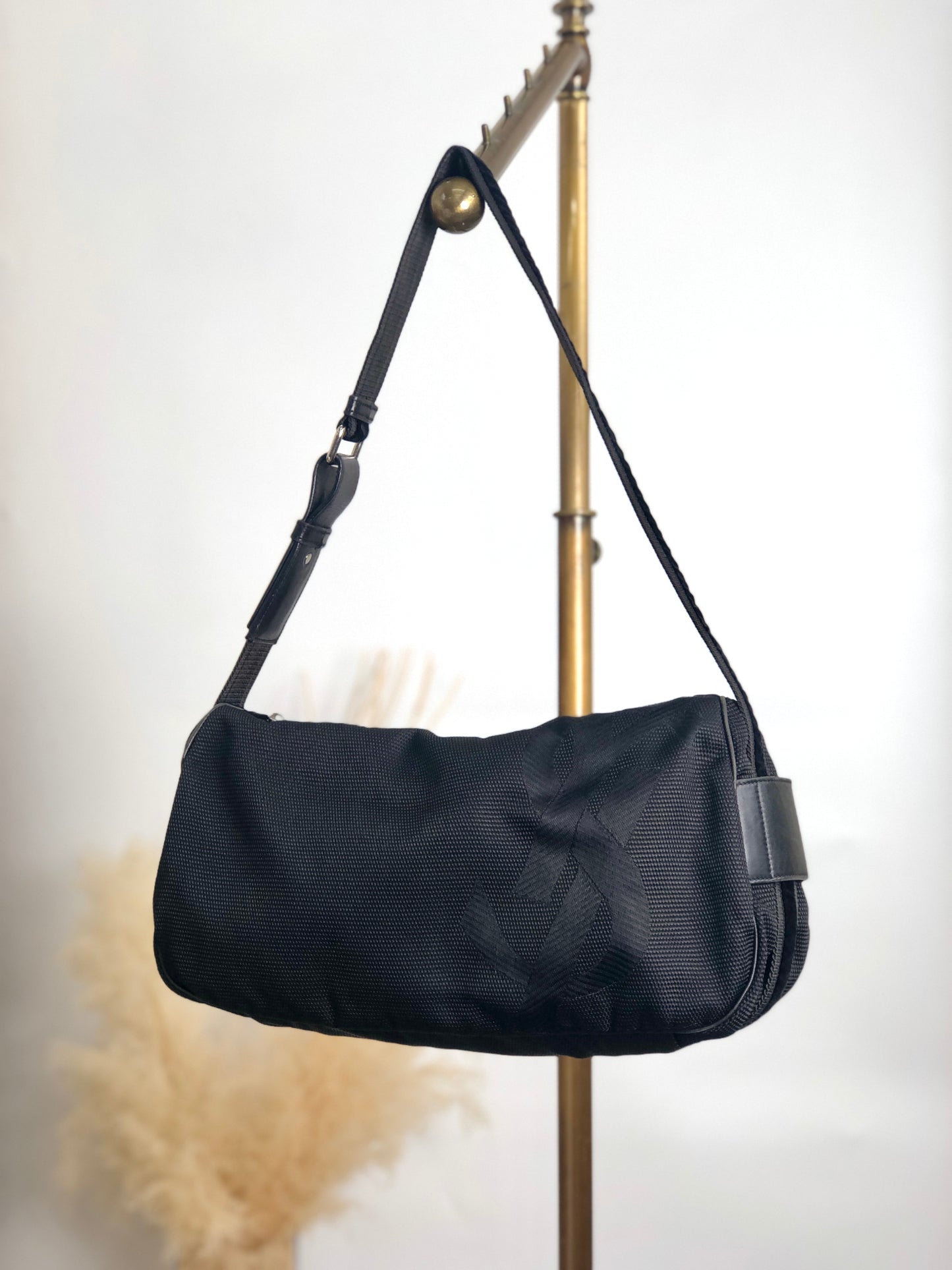 Yves Saint Laurent YSL Logo Shoulder bag Black Vintage p87tb5