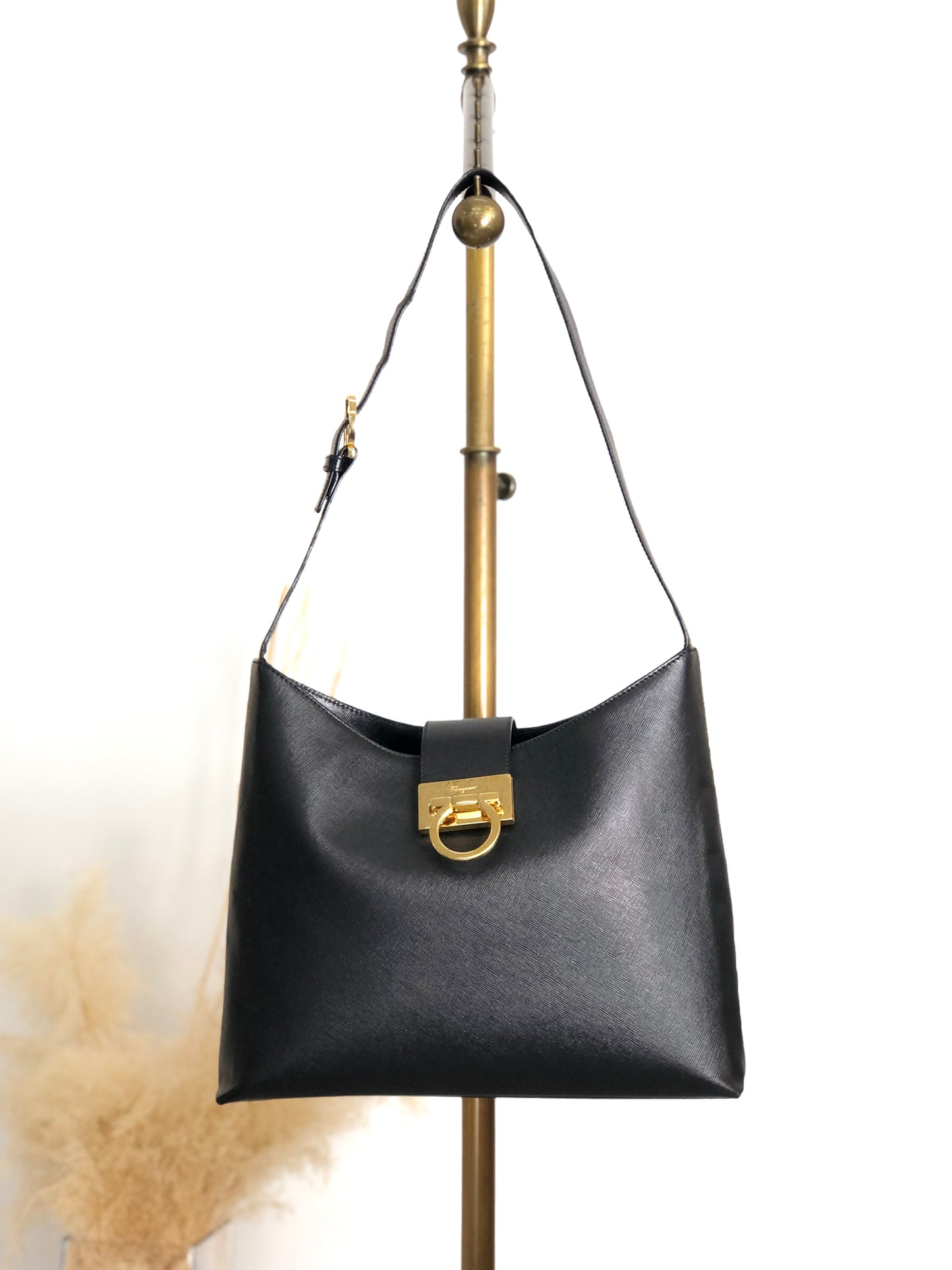 Salvatore Ferragamo Gancini Shoulder bag Black Vintage 3v3rtg