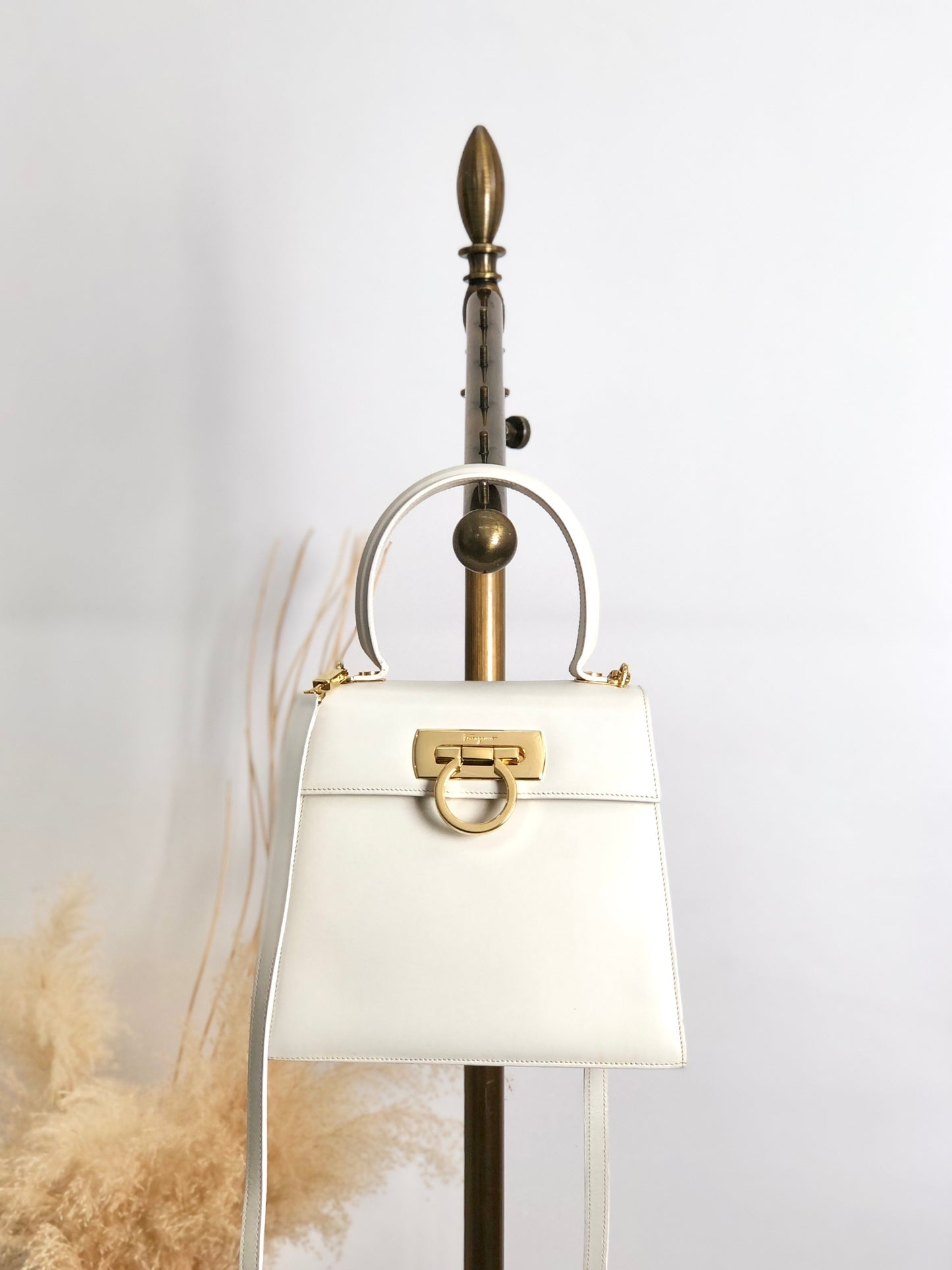 Salvatore Ferragamo Gancini Two-way Handbag Shoulder bag White Vintage wi32m8