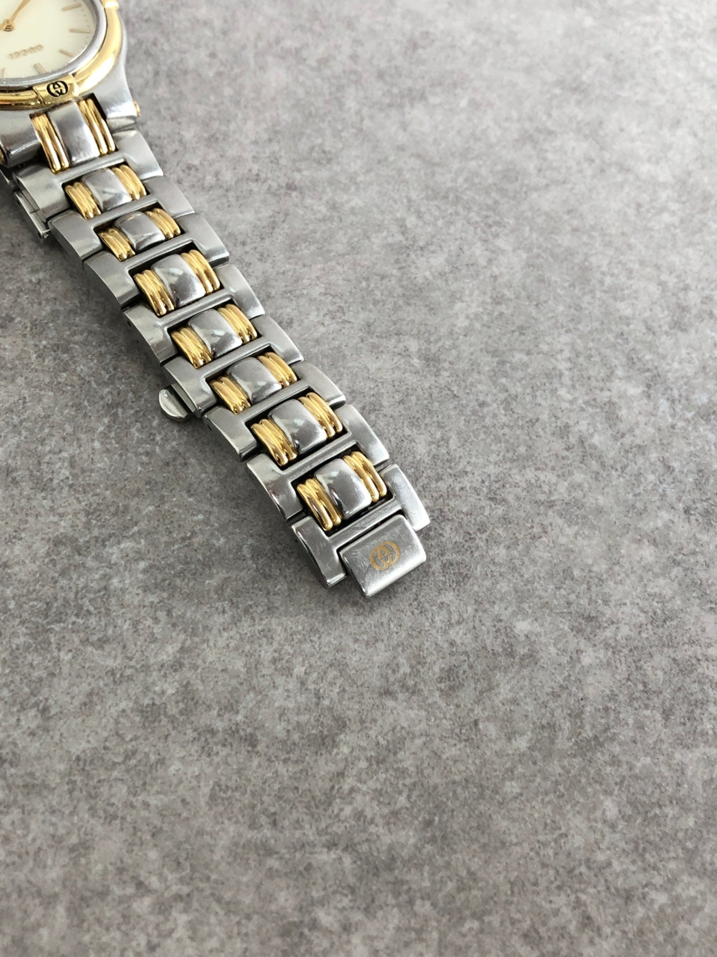 GUCCI Logo Quartz Watch Silver×Gold 9040G Vintage 3vx6v4