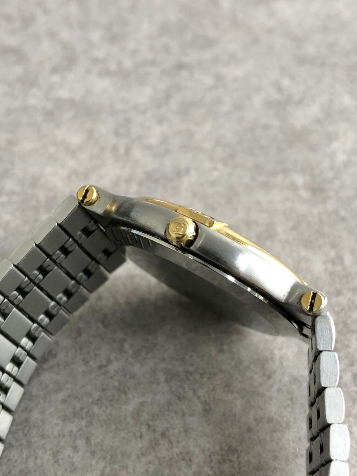GUCCI Logo Quartz Watch Silver×Gold 9000M Vintage cevwsn