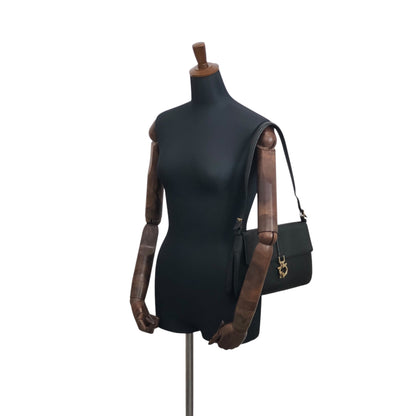 Salvatore Ferragamo Gancini Shoulder bag Black Vintage hrpw36