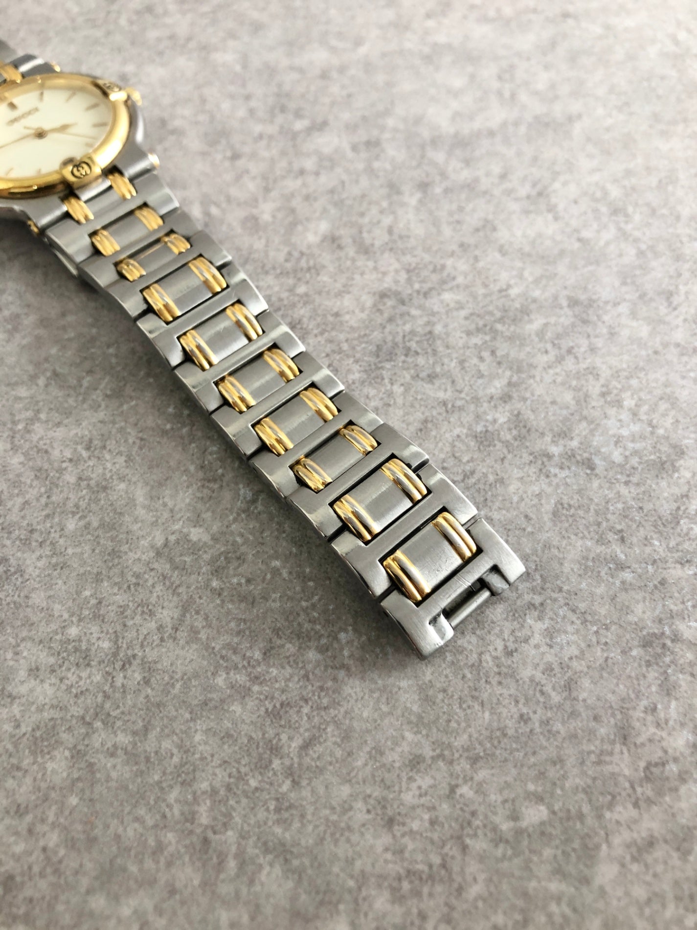 GUCCI Logo Quartz Watch Silver×Gold 9000M Vintage 6up4w4