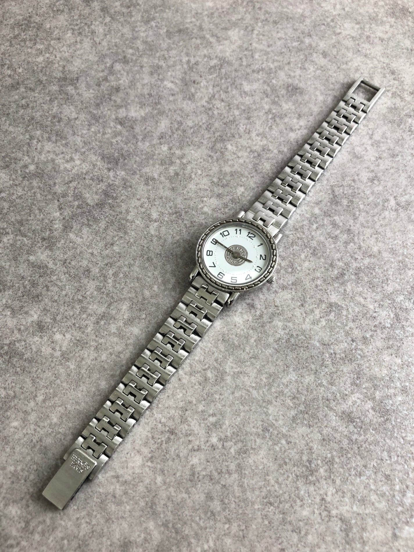 HERMES Serie 石英腕錶銀色復古 nhc2dv