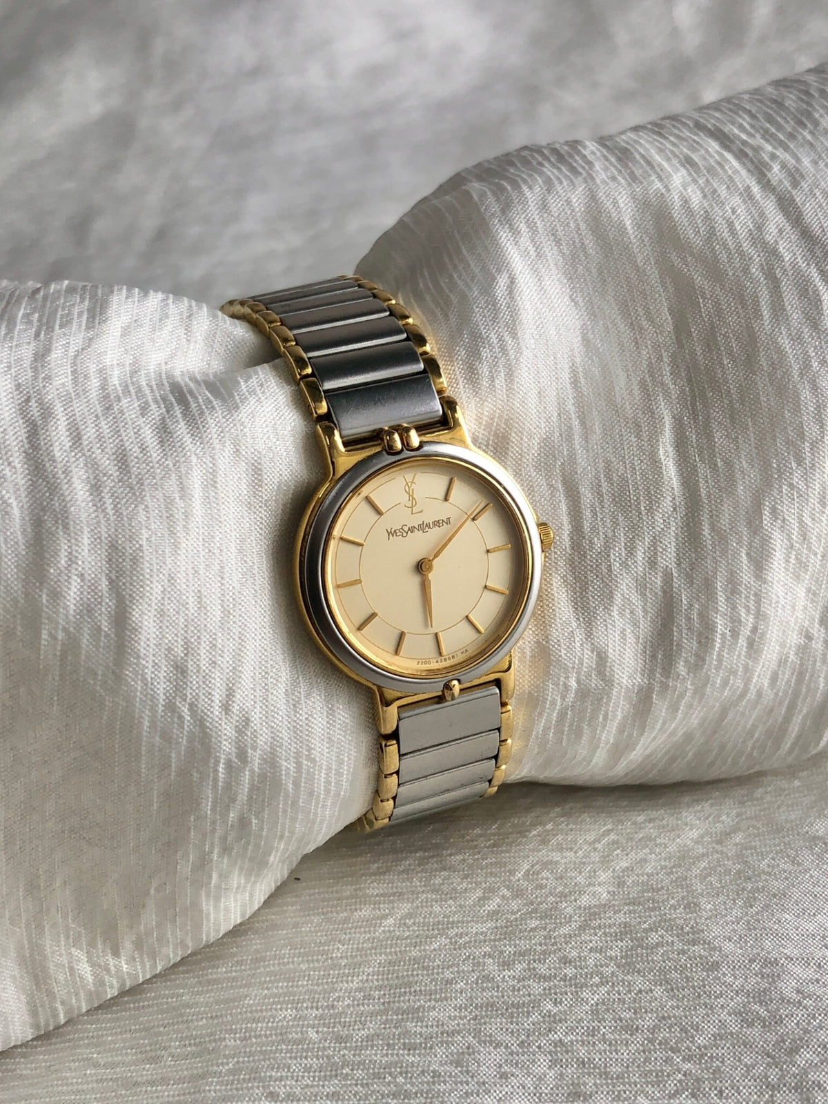 Yves Saint Laurent YSL Logo Quartz Watch Silver 2200-228481 Vintage d25enz
