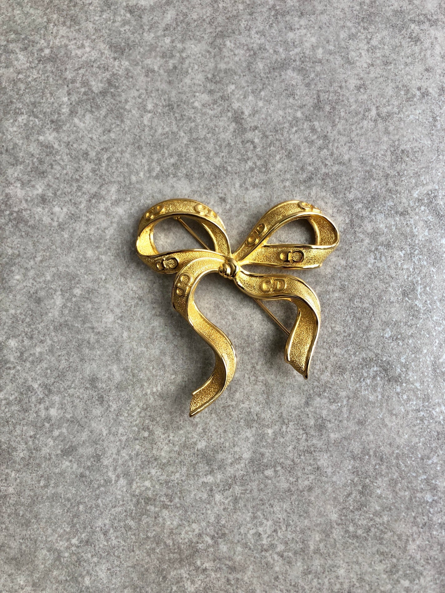 Christian Dior CD Logo Ribbon Motif Brooch Gold Vintage hta8jb