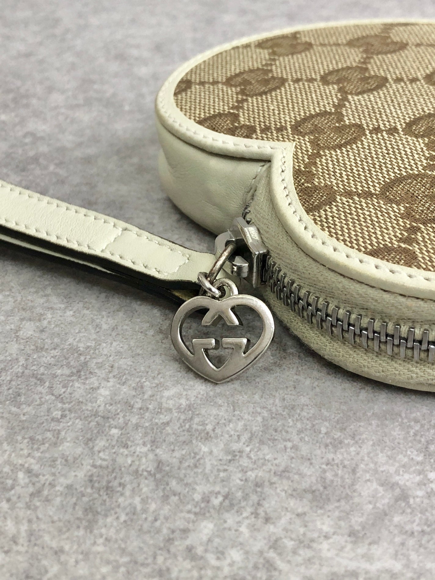 GUCCI GG Canvas Heart Motif Coin Purse Beige Vintage d3exzx
