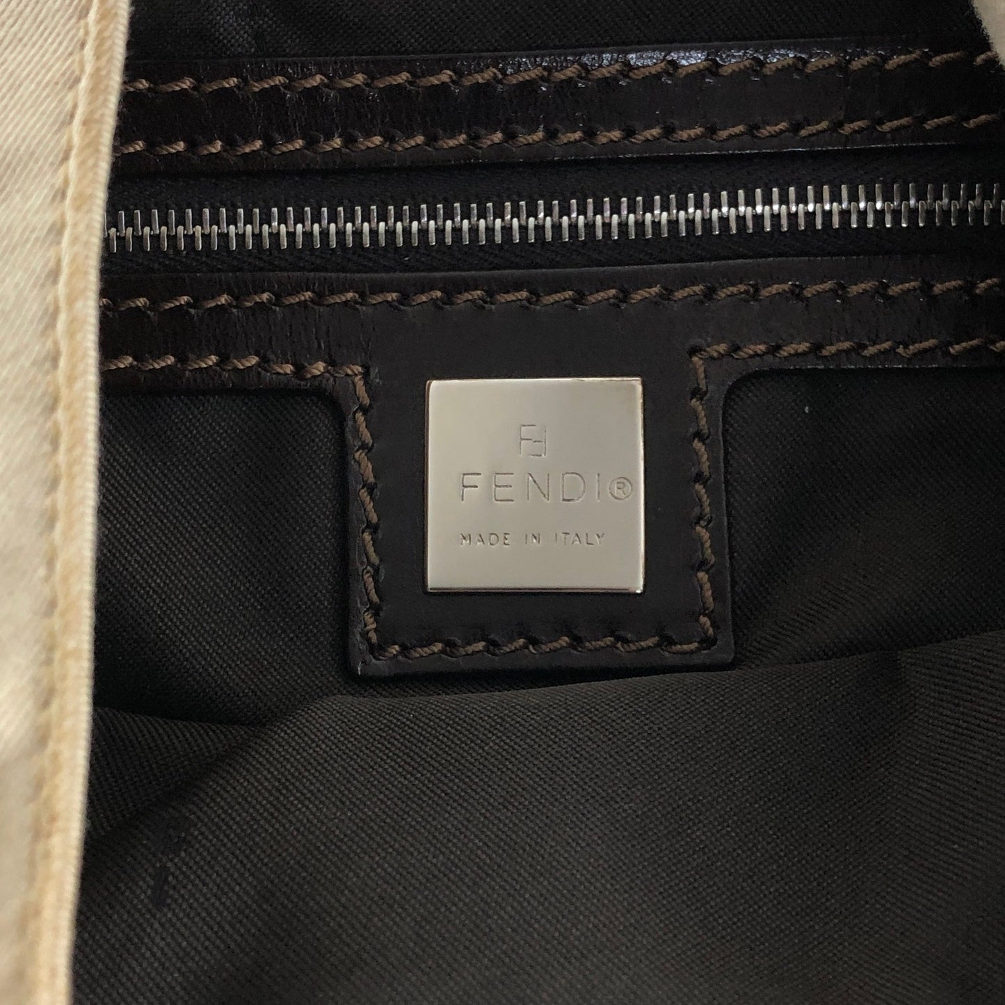 FENDI Mamma Baguette Logo Shoulder bag Hobobag Beige Vintage c6ztd5