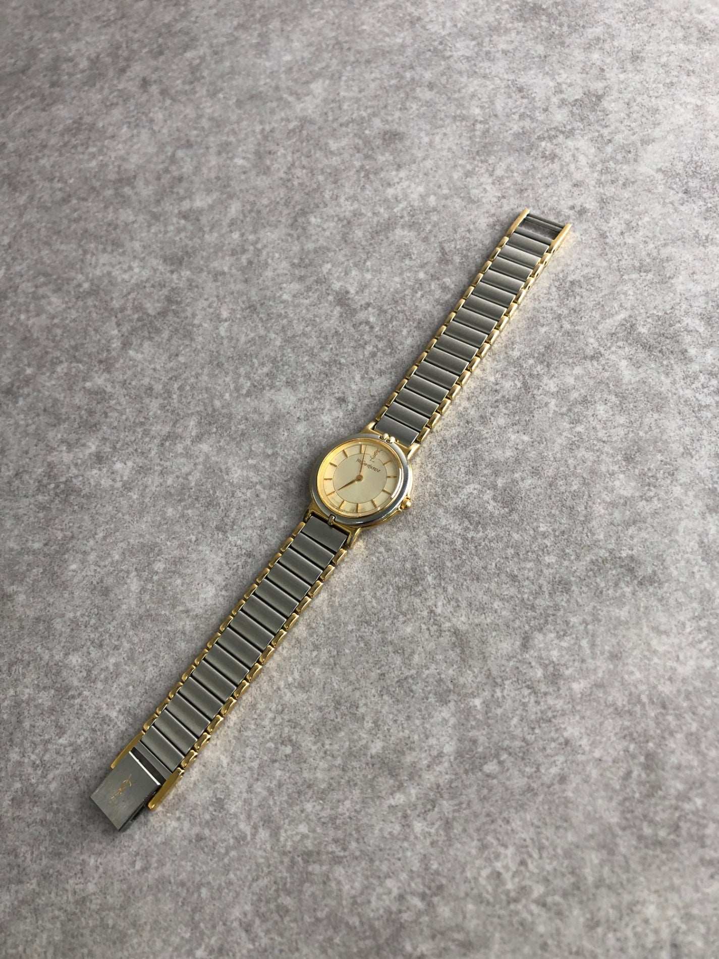 Yves Saint Laurent YSL Logo Quartz Watch Silver 2200-22841 YO Vintage p5bvh6