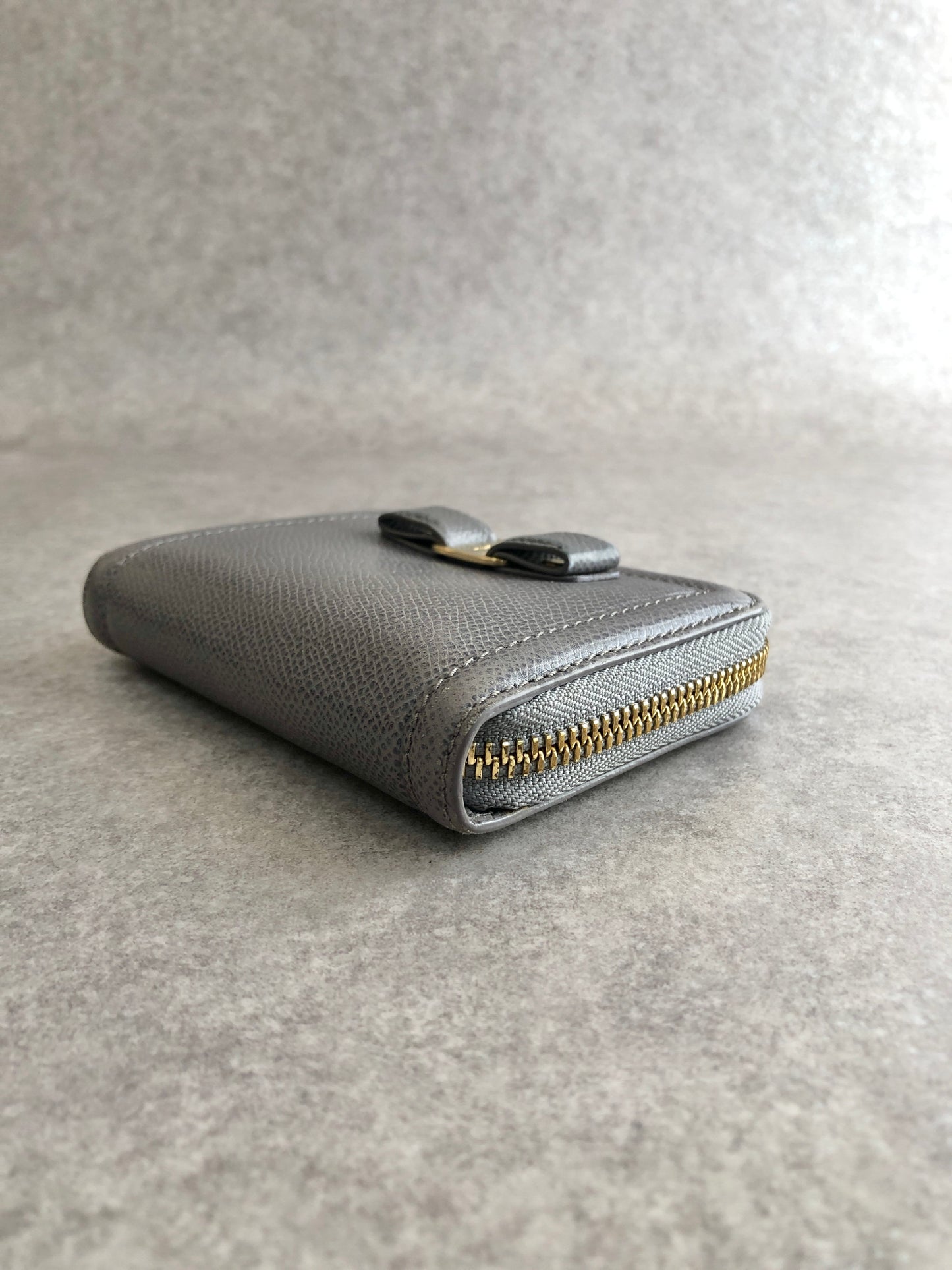 Salvatore Ferragamo Vala Ribbon Coin Purse Card holder Gray Vintage bvh27m