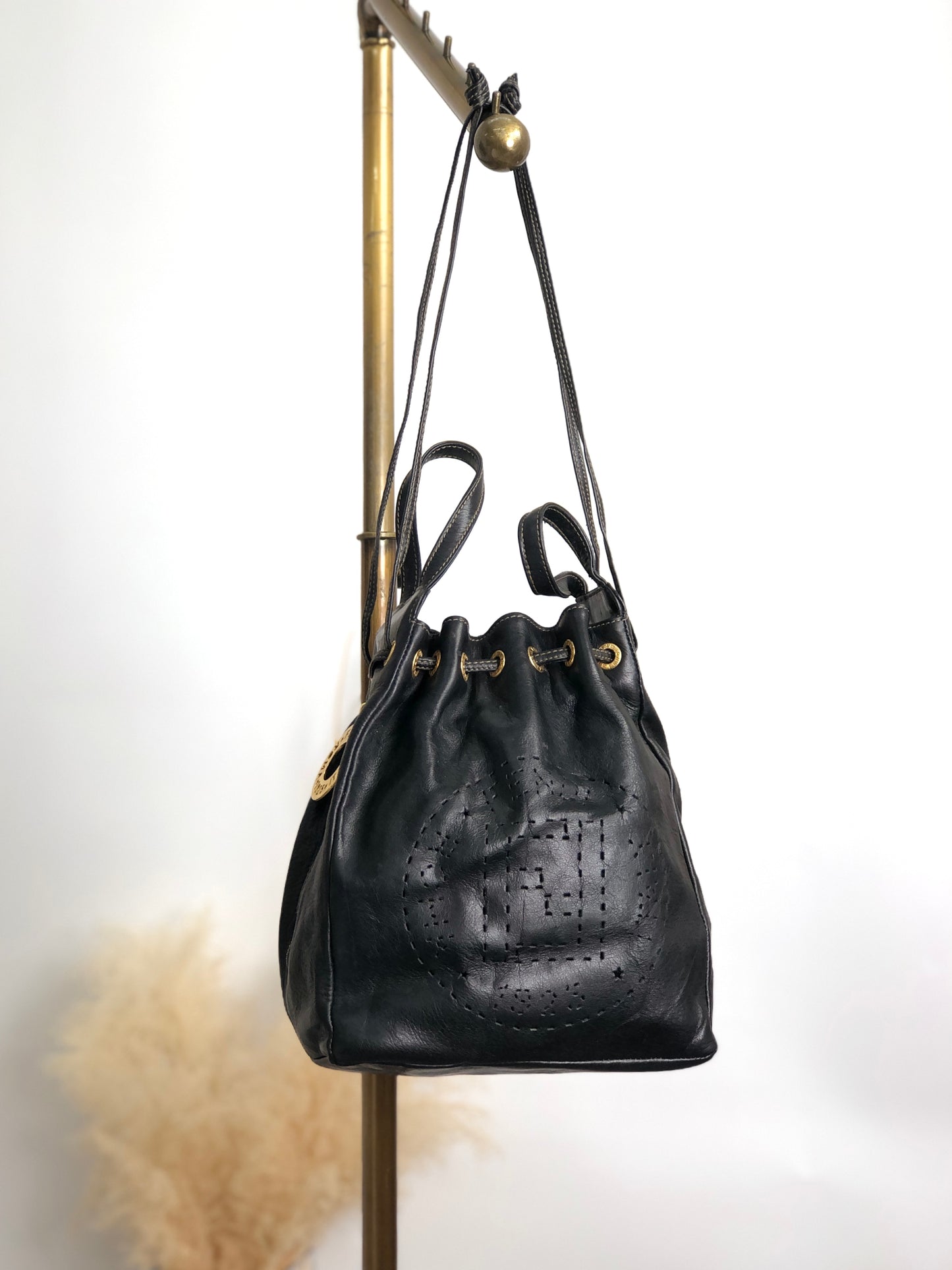 FENDI Logo Drawstring Shoulder bag Black Vintage 5bbkpm