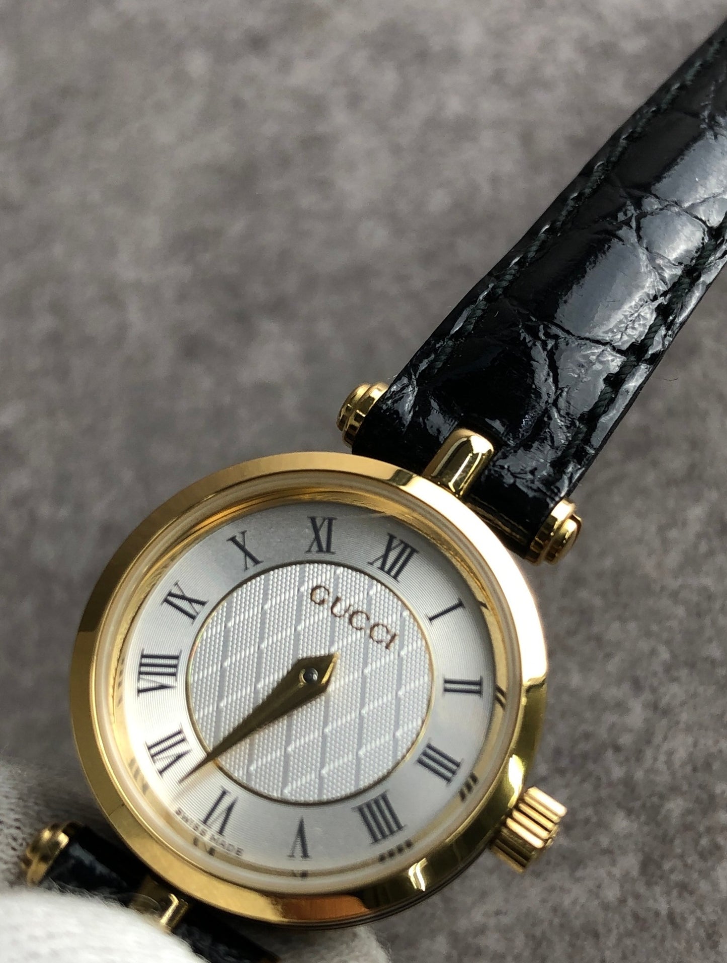GUCCI Logo Quartz Watch Gold×Black 2040L Vintage 4eerzi