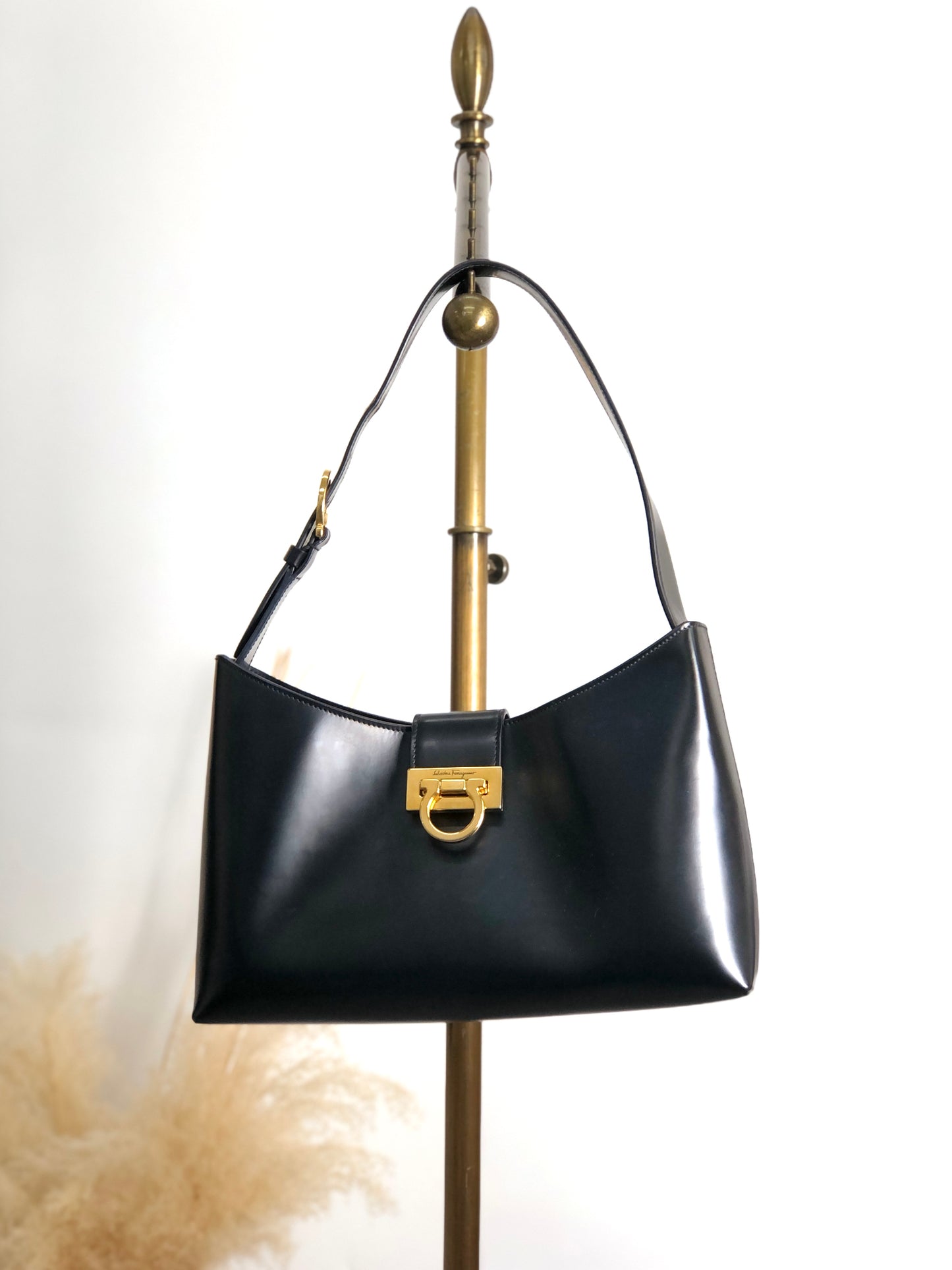 Salvatore Ferragamo Gancini Shoulder bag Black Vintage n7zn28