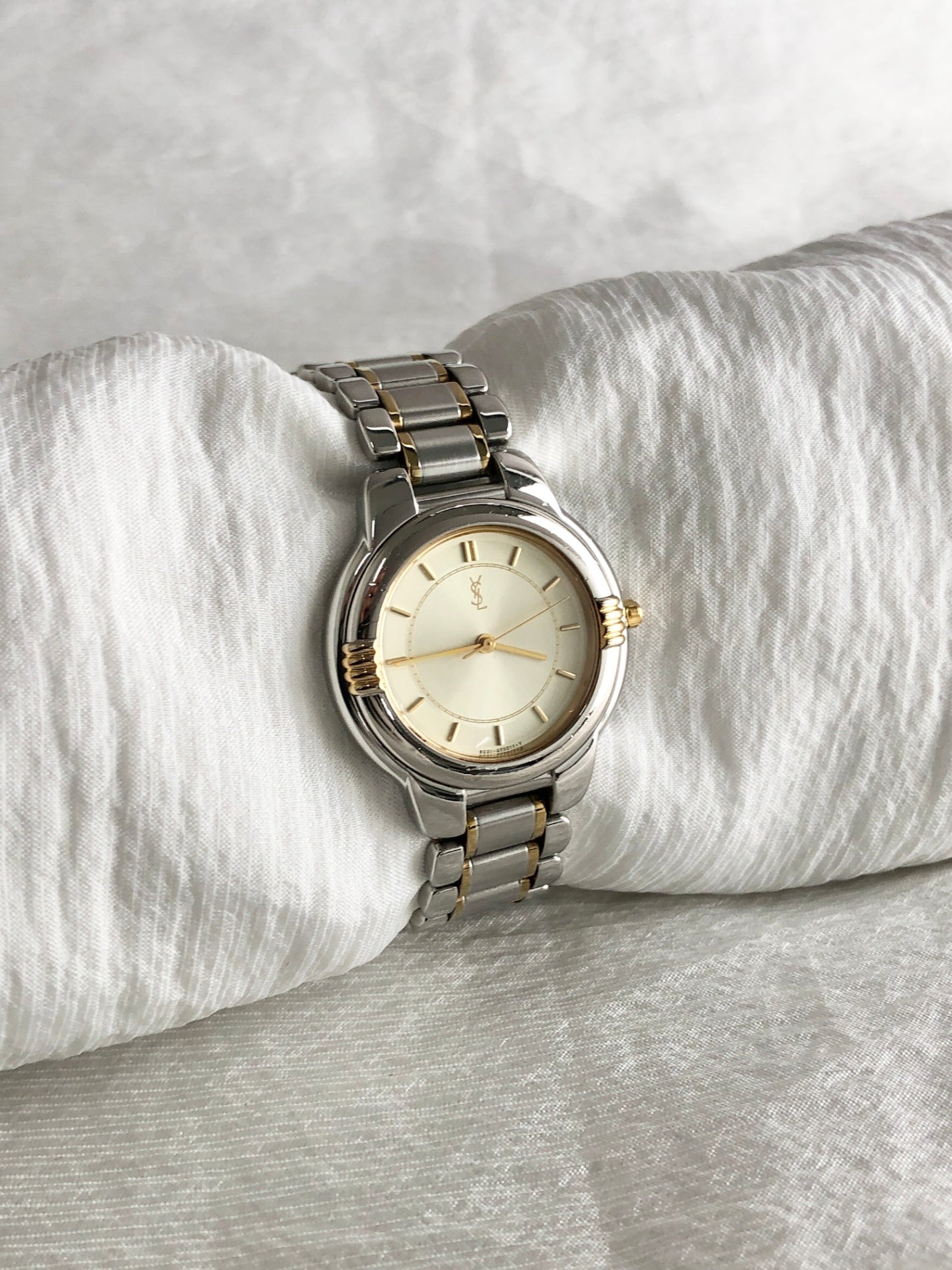Yves Saint Laurent YSL Logo Quartz Watch Silver 6031-G11246TA Vintage vv2bv3