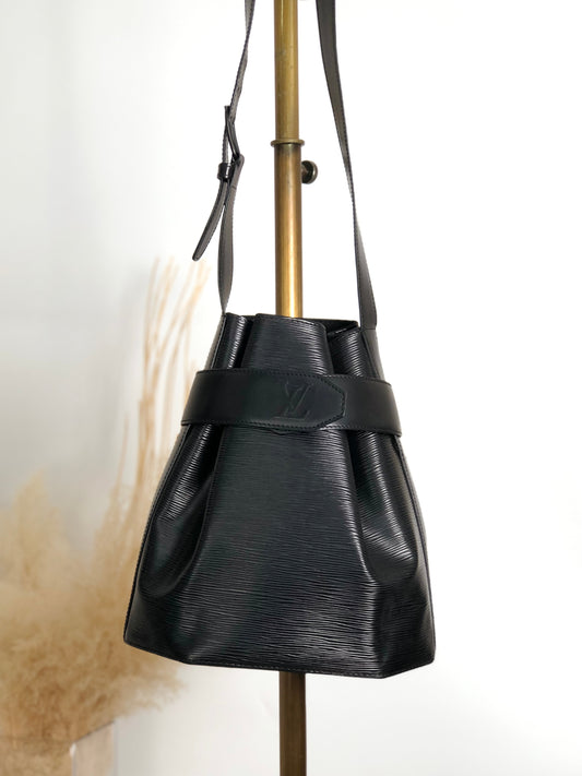 LOUIS VUITTON Epi Drawstring Shoulder bag Black Vintage 6ajzsh