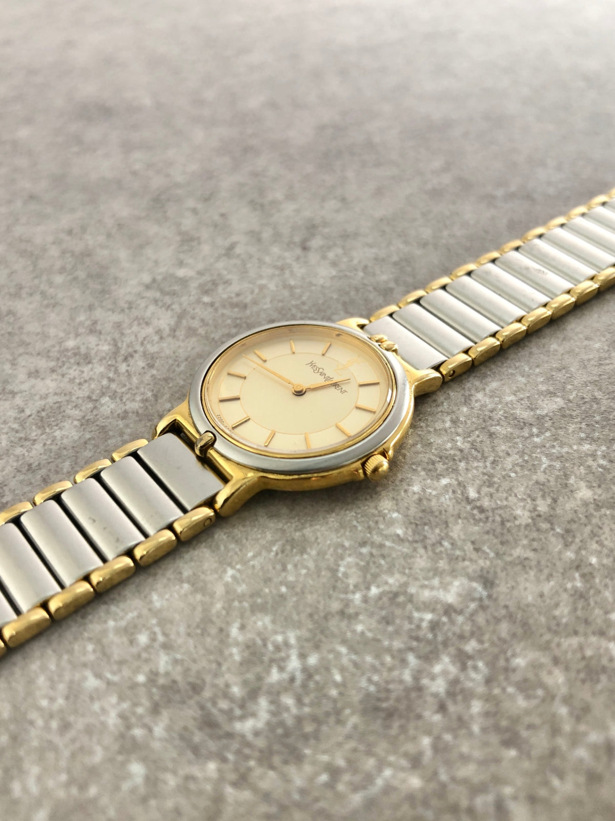 Yves Saint Laurent YSL Logo Quartz Watch Silver 2200-228481 Vintage d25enz