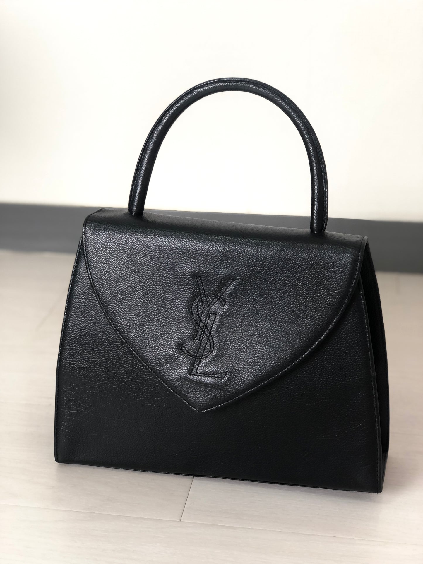 Yves Saint Laurent YSL Logo Logo Motif Embossed Leather Handbag Black Vintage c6yh7n