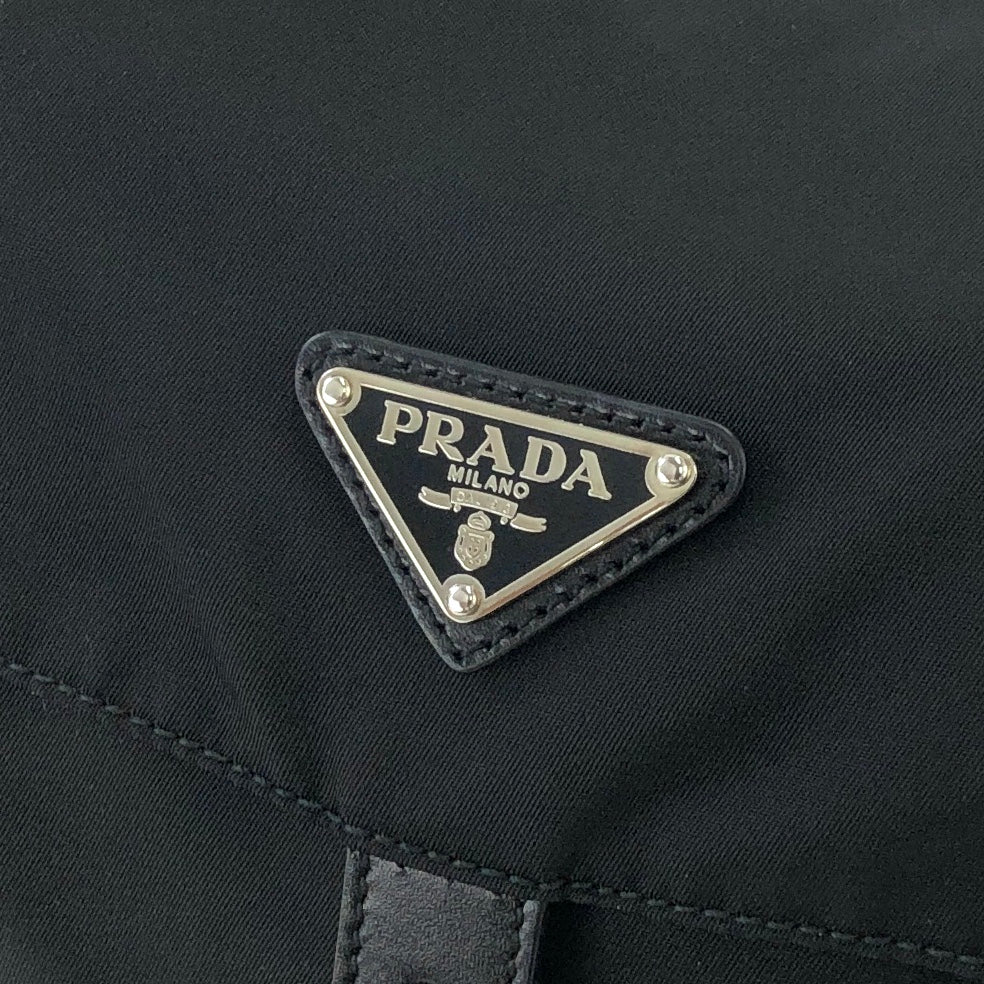PRADA Triangle Logo Logo Motif Nylon Shoulder bag Black Vintage b8ck4u