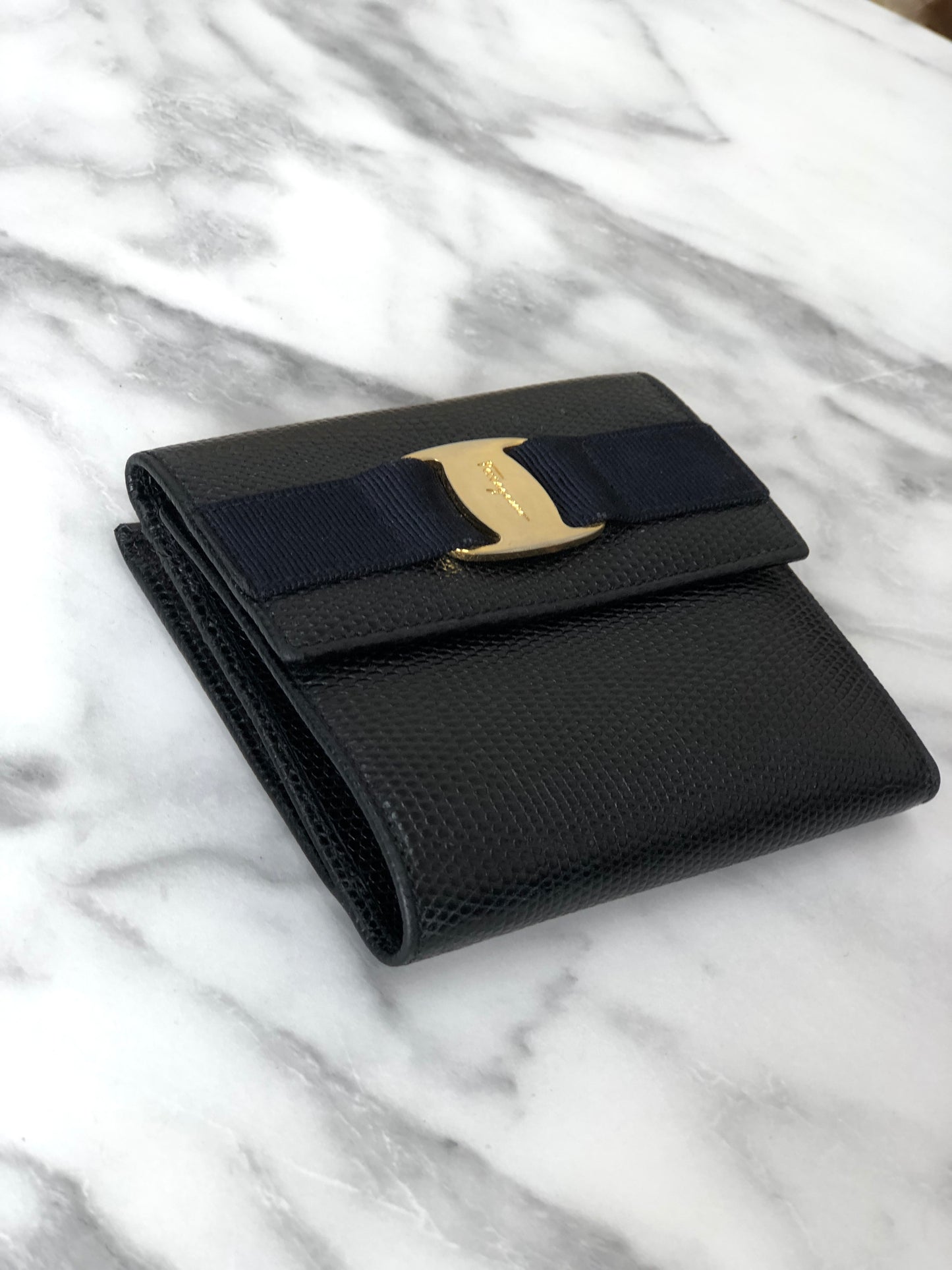 Salvatore Ferragamo Vala Ribbon  Leather Metal Clasp Folded Wallet Black Vintage 2hapn4