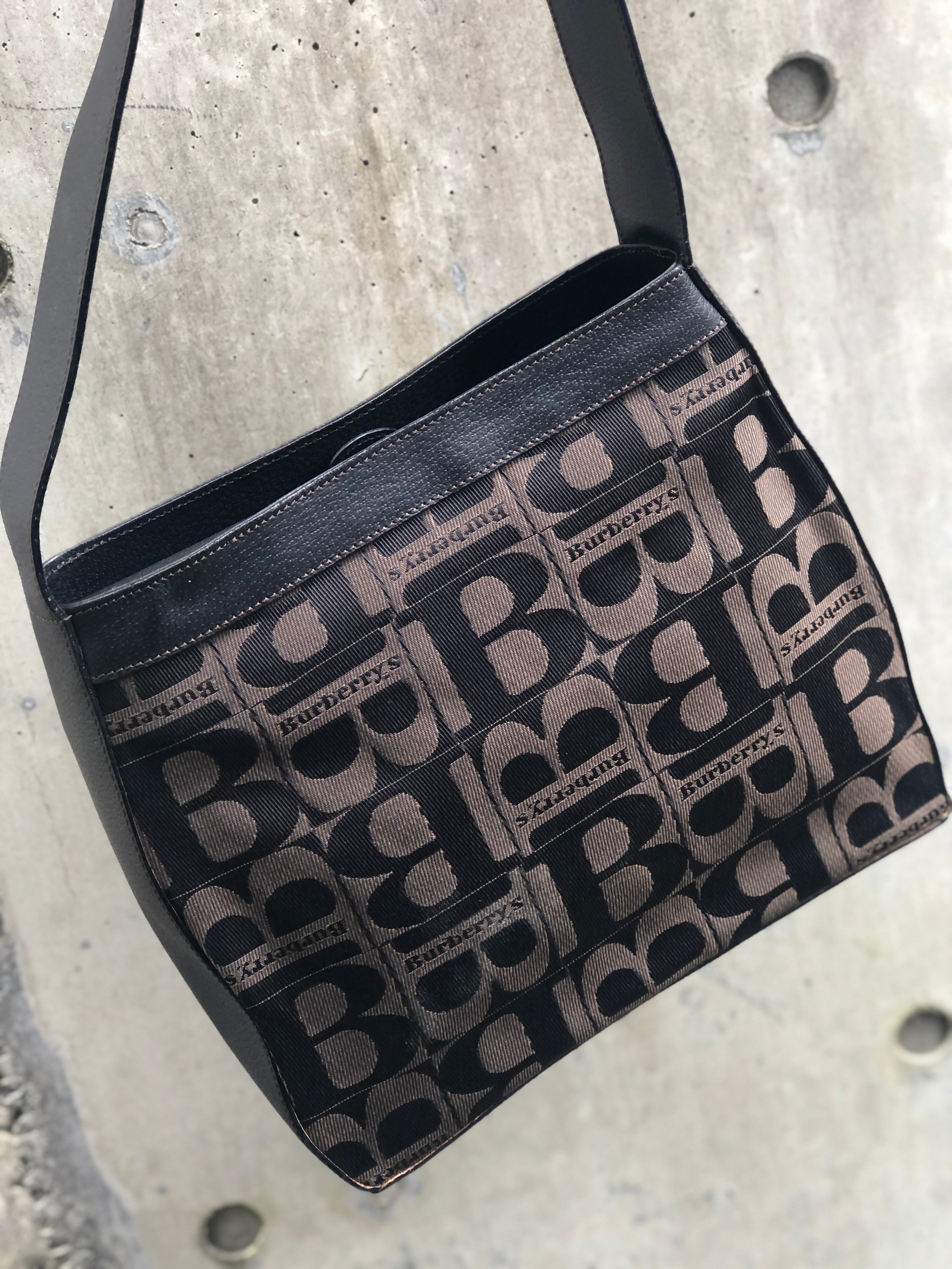 Burberry new outlet logo bag