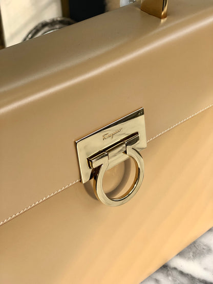 Salvatore Ferragamo Gancini Pearl Handle Handbag Beige Vintage Old n8hzha