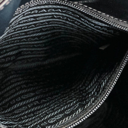 PRADA Triangle logo Patent leather Shoulder bag Tote bag Black Vintage Old sai37n