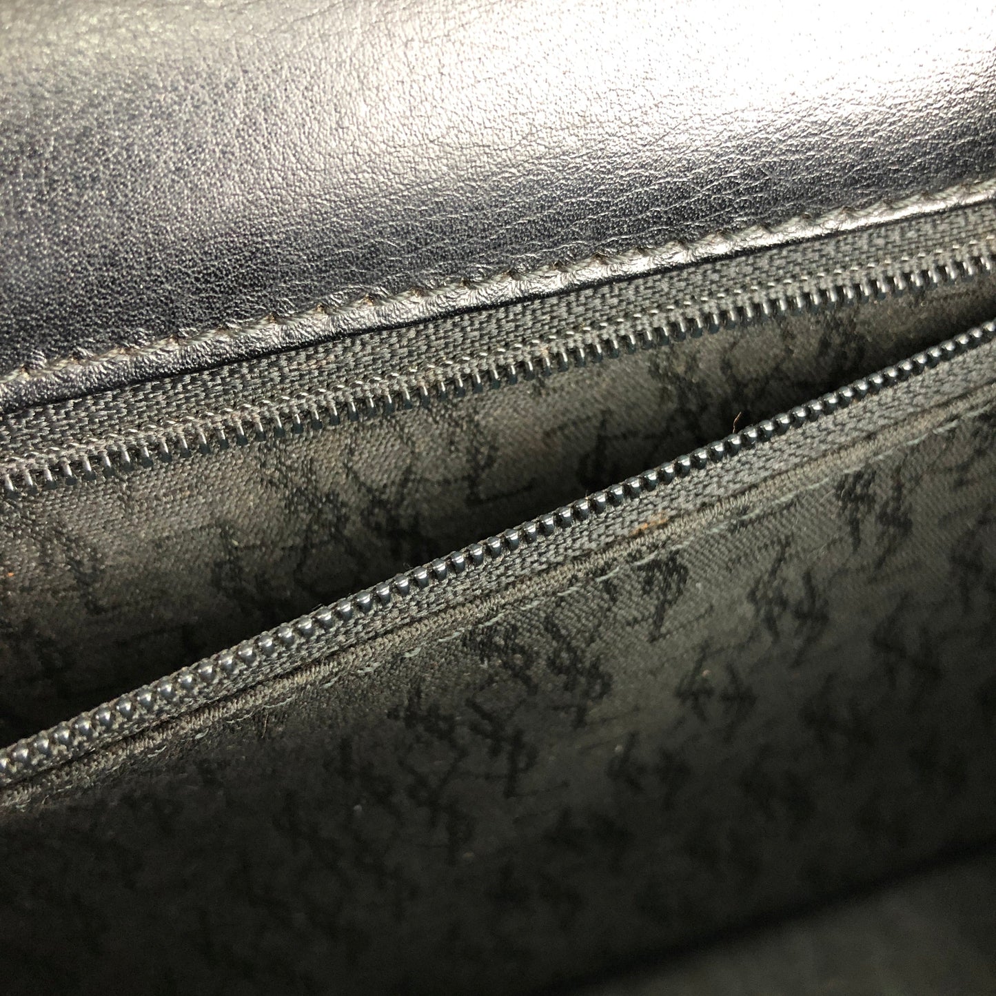 Yves Saint Laurent medal motif leather kelly type handbag black vintage old jkxaba