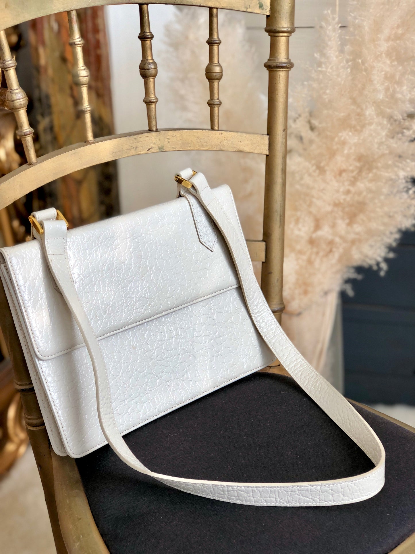 Yves Saint Laurent Embossed leather Shoulder bag White Vintage Old 66nwy8