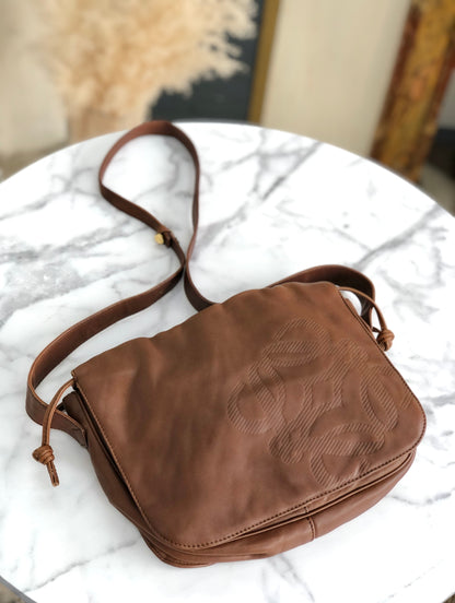 LOEWE Anagram Nappa 皮革翻蓋抽繩單肩包棕色復古舊 x54hb4