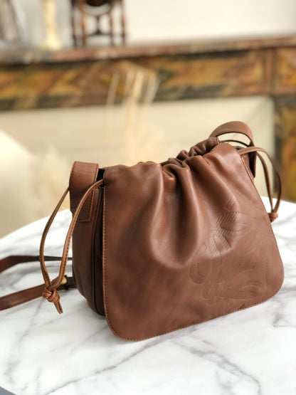 LOEWE Anagram Nappa 皮革翻蓋抽繩單肩包棕色復古舊 x54hb4