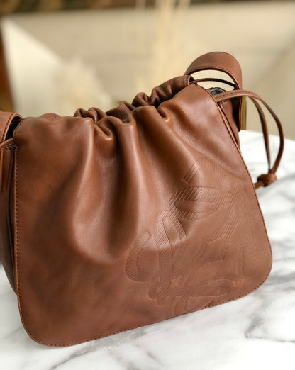 LOEWE Anagram Nappa 皮革翻蓋抽繩單肩包棕色復古舊 x54hb4