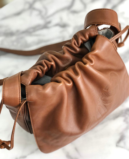 LOEWE Anagram Nappa 皮革翻蓋抽繩單肩包棕色復古舊 x54hb4