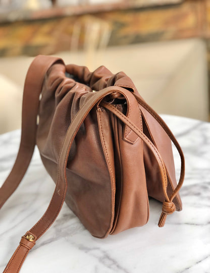 LOEWE Anagram Nappa 皮革翻蓋抽繩單肩包棕色復古舊 x54hb4