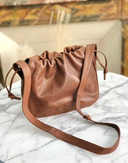 LOEWE Anagram Nappa 皮革翻蓋抽繩單肩包棕色復古舊 x54hb4