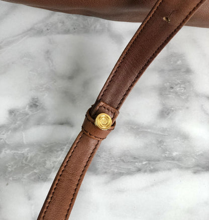 LOEWE Anagram Nappa 皮革翻蓋抽繩單肩包棕色復古舊 x54hb4